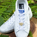 Bee sneaker pendant finished in yellow gold