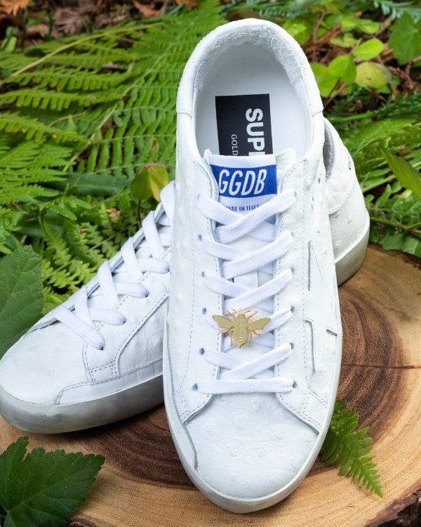 Bee sneaker pendant finished in yellow gold