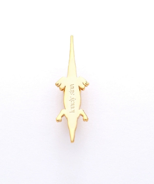 Crocodile sneaker pendant finished in yellow gold