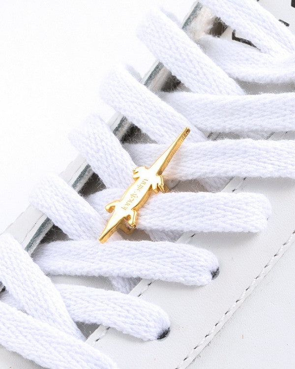 Crocodile sneaker pendant finished in yellow gold