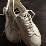 Crocodile sneaker pendant finished in yellow gold