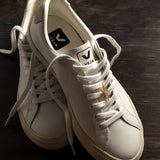 Crocodile sneaker pendant finished in yellow gold