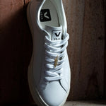 Crocodile sneaker pendant finished in yellow gold