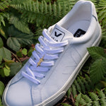 Crocodile sneaker pendant finished in yellow gold